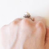 Anello vintage a margherita in oro bianco 18K con perla bianca e diamanti (0.24ctw ca.), anni ‘50/‘60