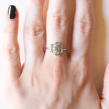 Anello a fiore vintage in oro bianco 9K con topazi verde chiaro, anni ‘80