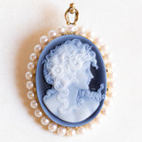 4 gioielli in 1: Collana vintage con perline bianche e con chiusura in argento e con pendente/spilla in oro giallo 14K con cammeo su agata e con perle bianche, anni ‘70