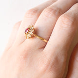 Anello a margherita vintage in oro giallo 18K con rubino (0.25ct ca.) e diamanti (0.06ctw ca.), anni ‘60