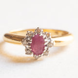 Anello a margherita vintage in oro giallo e bianco 18K con rubino e diamanti (0.06ctw ca.), anni ‘70