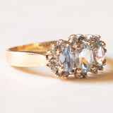 Anello vintage in oro giallo e bianco 10K con spinelli azzurri sintetici (1ctw ca.) e diamanti, anni ‘70/‘80