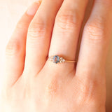 Anello vintage in oro giallo e bianco 9K con topazio azzurro (0.40ct ca.) e diamanti di taglio brillante (0.06ctw ca.), anno 1988