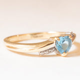 Anello vintage in oro giallo 9K con spinello azzurro sintetico di taglio a cuore (0.50ct ca.) e diamanti (0.03ctw ca.), anni ‘80/‘90