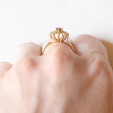 Anello a margherita vintage in oro giallo 18K con rubino (0.25ct ca.) e diamanti (0.06ctw ca.), anni ‘60