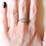 Anello vintage in oro giallo e bianco 10K con spinelli azzurri sintetici (1ctw ca.) e diamanti, anni ‘70/‘80