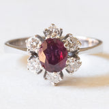 Anello vintage a margherita in oro bianco 14K con rubino (0.80ct ca.) e diamanti (0.60ctw ca.), anni ‘60