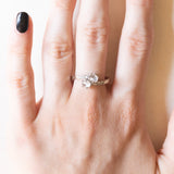 Toi et Moi antico in platino e in oro bianco 18K con diamanti centrali di taglio rosa coroné (0.70ctw ca.) e diamanti laterali di taglio rosetta, anni ‘20/‘30