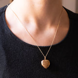 Ciondolo portafoto antico a forma di cuore con lamina in oro giallo 9K su metallo con disegni incisi, anni ‘30/‘40