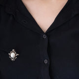 Spilla/ciondolo in oro giallo 14K e in argento con perla mabé bianca, perline bianche e diamanti di taglio vecchio, primi del ‘900