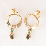 Orecchini a mezzaluna vintage in oro giallo e bianco 14K, con zaffiri, smeraldi e diamanti, anni ‘70/‘80