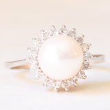 Anello a margherita vintage in oro bianco 14K con perla bianca e diamanti (0.36ctw ca.), anni ‘60