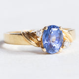 Anello vintage in oro giallo 18K con zaffiro (1.10ct ca.) e diamanti di taglio brillante (0.04ctw ca.), anni '60