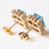Orecchini a margherita vintage in oro giallo 14K con topazi azzurri (4.80ctw ca.) e diamanti di taglio brillante (0.72ctw ca.), anni ‘70/‘80
