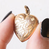 Ciondolo portafoto antico a forma di cuore con lamina in oro giallo 9K su metallo con disegni incisi, anni ‘30/‘40
