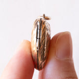 Ciondolo portafoto antico a forma di cuore con lamina in oro giallo 9K su metallo, primi del ‘900