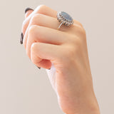 Anello a margherita vintage in oro bianco 14K con opale triplet e diamanti di taglio brillante (0.36ctw ca.), anni ‘60/‘70