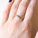 Anello vintage in oro giallo 18K con smeraldi e diamanti di taglio brillante (0.10ct e ca.), anni ‘60/‘70