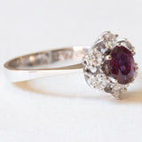 Anello vintage a margherita in oro bianco 14K con rubino (0.80ct ca.) e diamanti (0.60ctw ca.), anni ‘60