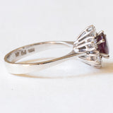 Anello vintage a margherita in oro bianco 14K con rubino (0.80ct ca.) e diamanti (0.60ctw ca.), anni ‘60