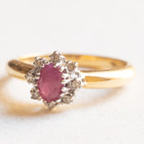 Anello a margherita vintage in oro giallo e bianco 18K con rubino e diamanti (0.06ctw ca.), anni ‘70