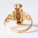 Anello in oro giallo 14K con diamanti di taglio rosetta e paste di vetro rosse, anni ‘40/‘50