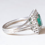 Anello a margherita francese vintage in platino e in oro bianco 18K con smeraldo (0.90ct ca.) e diamanti (0.70ctw ca.), anni ‘50/‘60