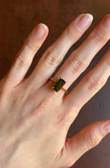 Anello vintage in oro giallo 18K con tormalina verde (2ct ca.), anni ‘60/‘70