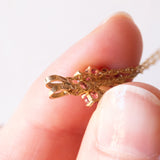 Collana con catenina in oro giallo 9K e con ciondolo in oro giallo 9K con opale e rubini sintetici, anni ‘80/‘90