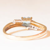 Anello vintage in oro giallo 9K con spinello azzurro sintetico di taglio a cuore (0.50ct ca.) e diamanti (0.03ctw ca.), anni ‘80/‘90