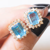 Orecchini a margherita vintage in oro giallo 14K con topazi azzurri (4.80ctw ca.) e diamanti di taglio brillante (0.72ctw ca.), anni ‘70/‘80