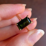 Anello vintage in oro giallo 18K con tormalina verde (2ct ca.), anni ‘60/‘70