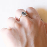 Anello a margherita moderno in oro giallo e in oro bianco 9K con topazio azzurro (1.30ct ca.) e diamanti di taglio brillante (0.16ctw ca.), anni ‘70/‘80