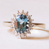 Anello a margherita moderno in oro giallo e in oro bianco 9K con topazio azzurro (1.30ct ca.) e diamanti di taglio brillante (0.16ctw ca.), anni ‘70/‘80