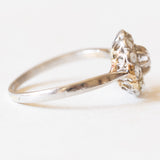 Anello francese a margherita antico in platino e con diamanti (centrale di taglio brillante e di 0.15ct ca.), anni ‘10/‘20