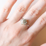Anello a fiore vintage in oro bianco 9K con topazi verde chiaro, anni ‘80