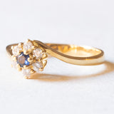 Anello a margherita vintage in oro giallo 18K con zaffiro (0.06ct ca.) e diamanti (0.09ctw ca.), anni ‘60/‘70