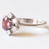 Anello vintage a margherita in oro bianco 14K con rubino (0.80ct ca.) e diamanti (0.60ctw ca.), anni ‘60