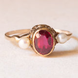Anello antico in oro giallo 9K con rubino sintetico (1.20ct ca.) e perle bianche, anni ‘10