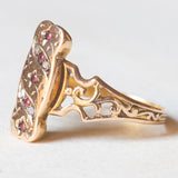 Anello in oro giallo 14K con diamanti di taglio rosetta e paste di vetro rosse, anni ‘40/‘50