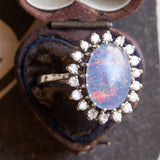 Anello a margherita vintage in oro bianco 14K con opale triplet e diamanti di taglio brillante (0.36ctw ca.), anni ‘60/‘70