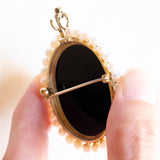 4 gioielli in 1: Collana vintage con perline bianche e con chiusura in argento e con pendente/spilla in oro giallo 14K con cammeo su agata e con perle bianche, anni ‘70