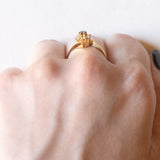 Anello a margherita vintage in oro giallo 18K con zaffiro (0.06ct ca.) e diamanti (0.09ctw ca.), anni ‘60/‘70