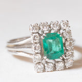 Anello a margherita francese vintage in platino e in oro bianco 18K con smeraldo (0.90ct ca.) e diamanti (0.70ctw ca.), anni ‘50/‘60