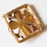 Spilla antica “portafortuna” in oro giallo 18K con perlina bianca, anni ‘30