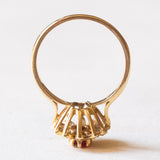 Anello a margherita vintage in oro giallo 18K con rubino (0.25ct ca.) e diamanti (0.06ctw ca.), anni ‘60