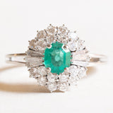 Anello a margherita+ballerina vintage in oro bianco 14K con smeraldo (1ct ca.) e diamanti (1.14ctw ca.), anni ‘60/‘70