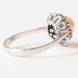 Anello vintage a margherita in oro bianco 18K con perla bianca e diamanti (0.24ctw ca.), anni ‘50/‘60