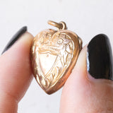 Ciondolo portafoto antico a forma di cuore con lamina in oro giallo 9K su metallo con disegni incisi, anni ‘30/‘40