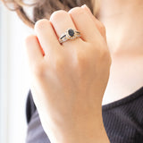 Anello a margherita + a fascia in oro giallo e in oro bianco 14K con zaffiri (1.10ctw ca.) e diamanti (0.21ctw ca.), anni ‘60